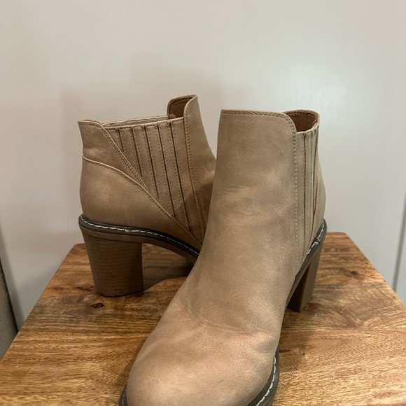 Corkys Footwear Women's Black Pecan Pie Bootie Sz 8 Ivory - Picture 2 of 10